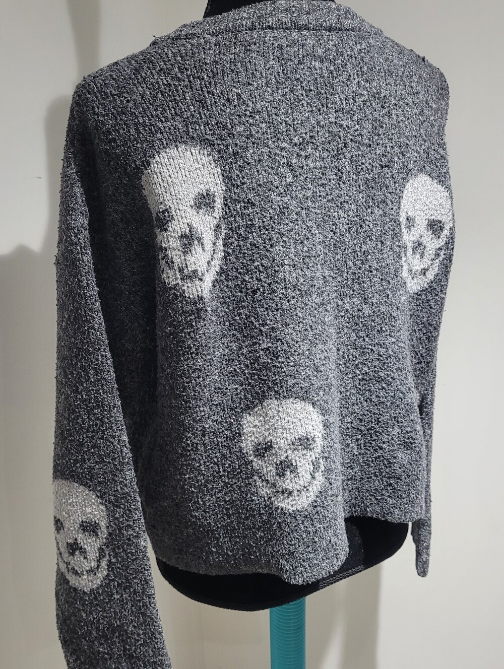 Women's Gray Skull Pattern Crewneck Sweater Medium Monochrome Comfy Knit - Picture 7 of 7